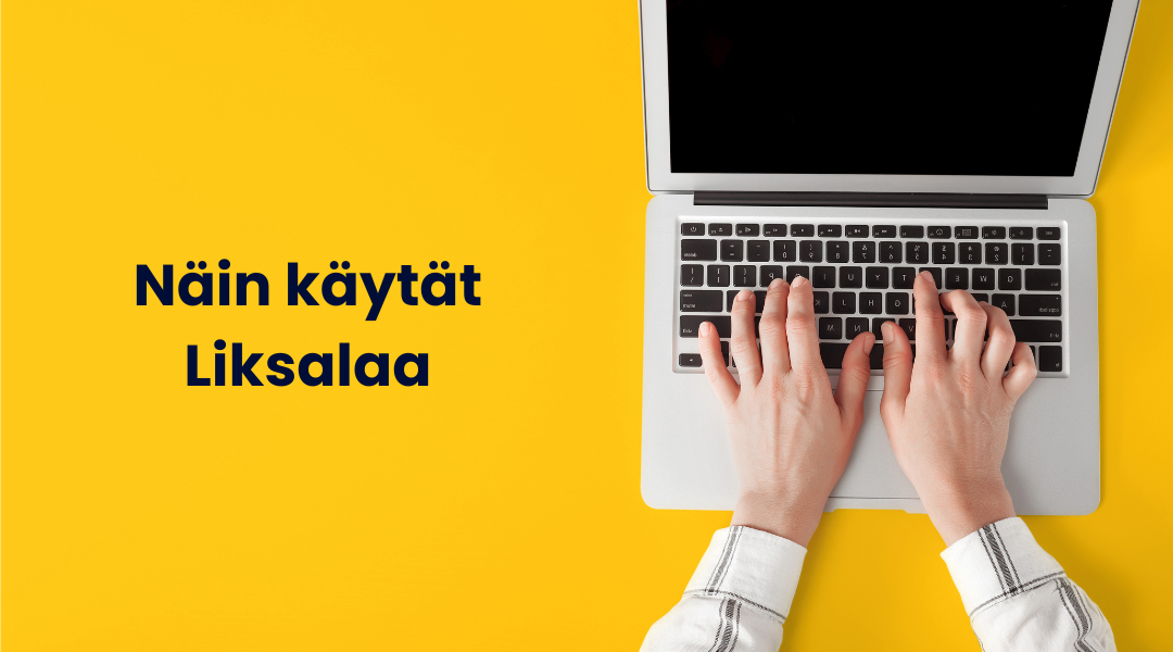 Henkilö kirjoittaa koneella.