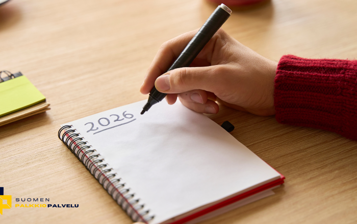 nainen kirjoittaa lehtiöön uuden vuoden lupauksia
