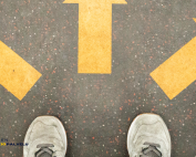 kengät ja monta suuntaa